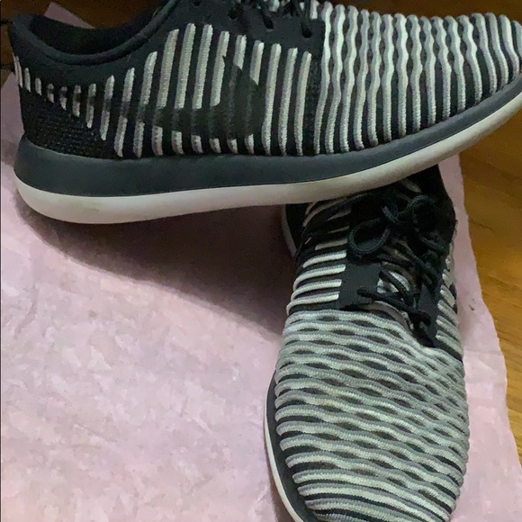 Nike shoes - Picture 2 of 4